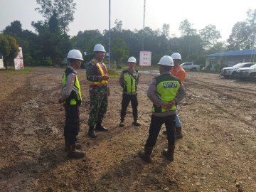 Babinsa Koramil 406-02/Rawas Ilir Laksanakan Komsos dengan Pekerja di Desa Ketapat Bening