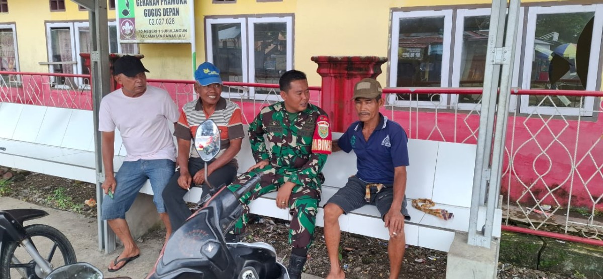 Babinsa Koramil 406-01/Rawas Ulu Laksanakan Komsos Tentang Kebersihan Lingkungan dan Keamanan Desa