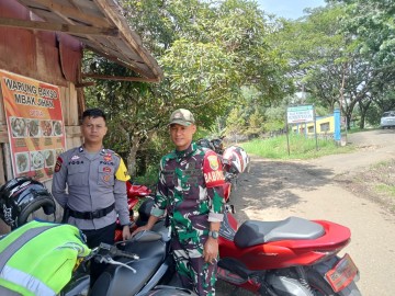 Babinsa Serda Rohman Muntadi Gelar Komsos Bersama Babinkamtibmas