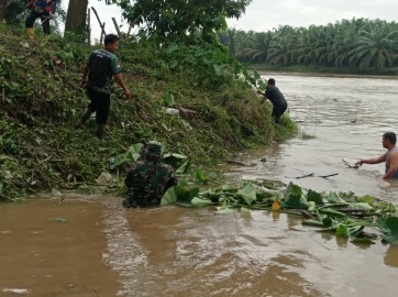 DANRAMIL 406-03/RUPIT BERSAMA PEMDES KARANG ANYAR GELAR AKSI BERSIH SUNGAI RAWAS