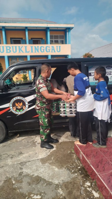 Babinsa Koramil 406-10/Lubuk Linggau Timur Dampingi Kegiatan Makan Bergizi Gratis