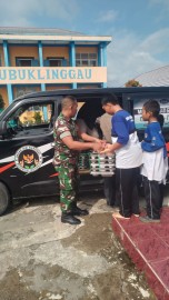 Babinsa Koramil 406-10/Lubuk Linggau Timur Dampingi Kegiatan Makan Bergizi Gratis