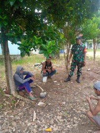 Sertu Yusuf, Babinsa Koramil 406-07/Jayaloka, Jalin Komsos Ingatkan Kamtibmas di Wilayah