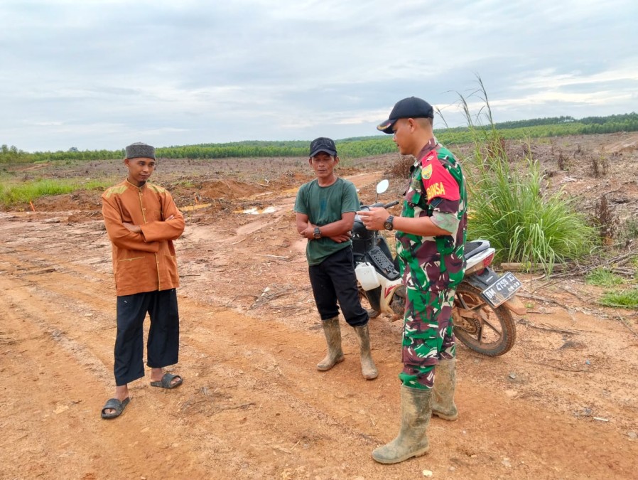 BABINSA KORAMIL 406-04/MUARA LAKITAN LAKSANAKAN KOMSOS DENGAN MASYARAKAT DESA SP 9 HARAPAN MAKMUR