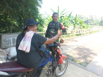 Babinsa Koramil 406-08/Lubuklinggau Koptu Wahyu Laksanakan Komsos dengan Pembuat dan Penjual Pupuk Kandang