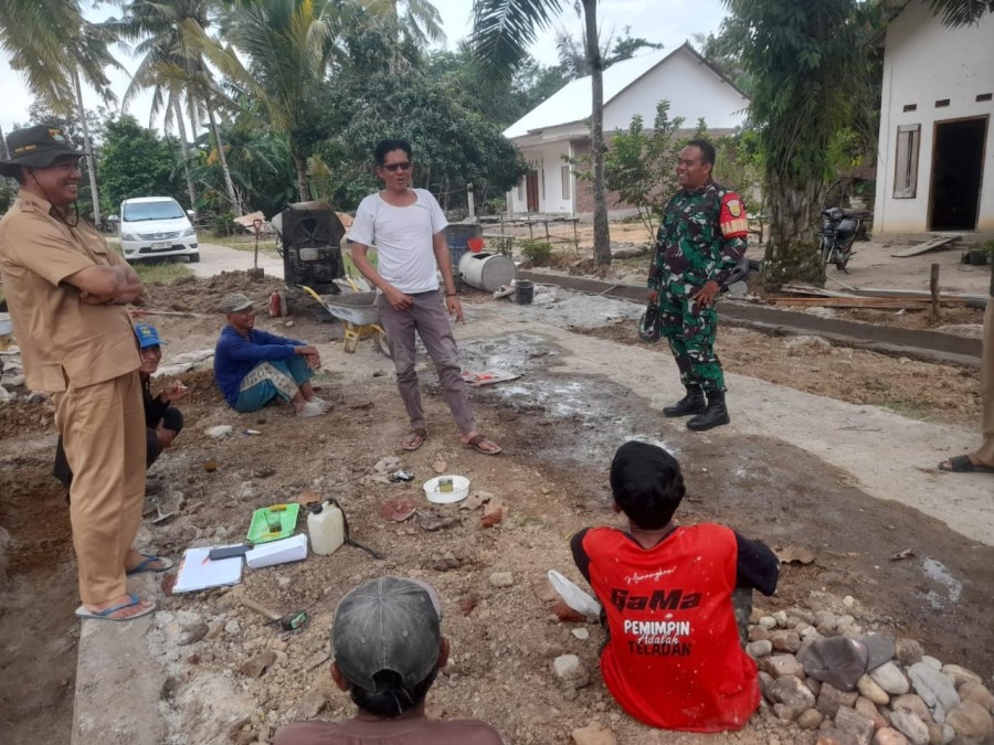 Babinsa Koramil 406-09/Terawas Sertu Zainal Abidin Tingkatkan Hubungan dengan Warga