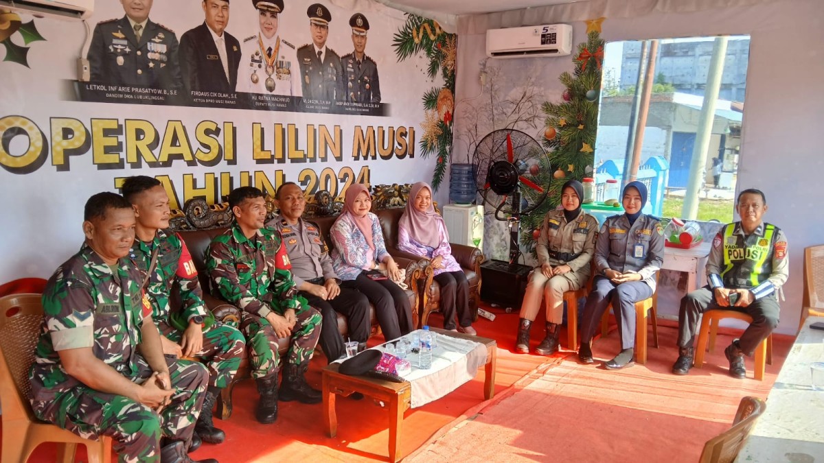 Ciptakan Suasana Aman dan Nyaman di Tahun Baru dan Natal, Babinsa Koramil 406-04/Muara Lakitan Bersinergi dengan Kepolisian
