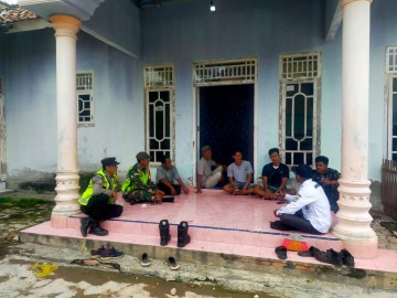 Babinsa Koramil 406-04/Muara Lakitan dan Bhabinkamtibmas Silaturahmi dengan Warga Desa Sumber Rejo