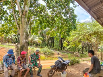 Pelda Endang Permana, Babinsa Koramil 406-02/Rawas Ilir, Sambut Tahun Baru dengan Menyapa Warga Desa Beringin Makmur 2