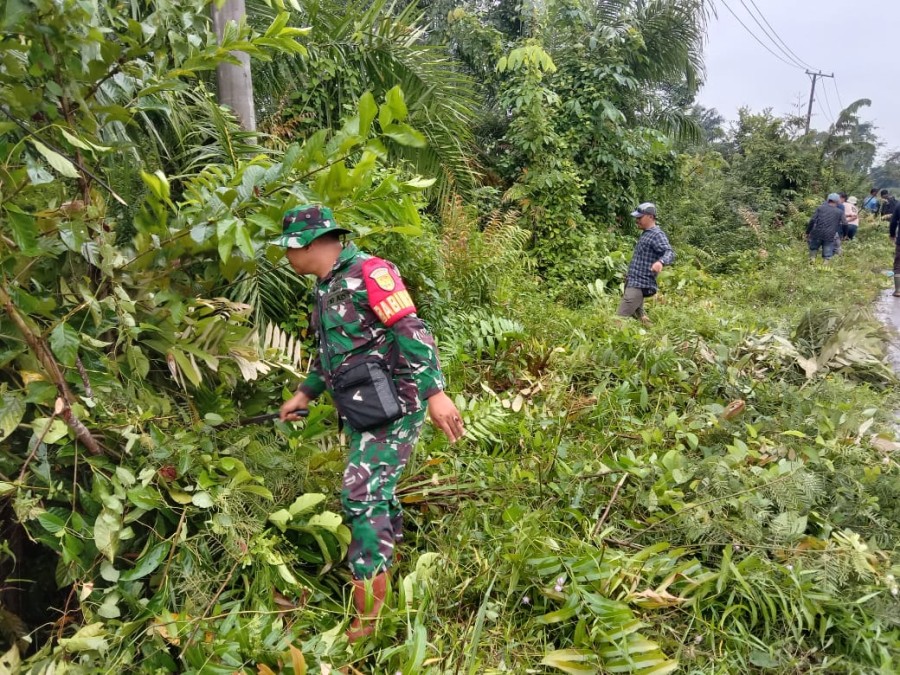 Babinsa Koramil 406-02/Rawas Ilir Bersama Warga Desa Pauh 1 Laksanakan Gotong Royong Tebas Layang