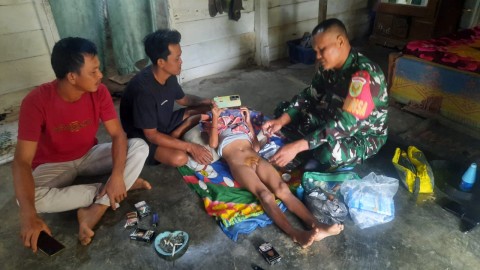 Babinsa Koramil 406-05/Muara Kelingi Melakukan Sirkumsisi Anak Bapak Slamet