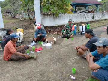 BABINSA KORAMIL 406-07/JAYALOKA BERSAMA MASYARAKAT GOTONG ROYONG MEMBERSIHKAN MAKAM DI DESA KARTOSONO