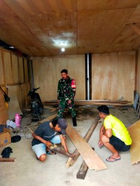 Babinsa Serda Atuloo Waruwu Berpartisipasi dalam Pembangunan Warung Kopi Milik Bapak Sulistino