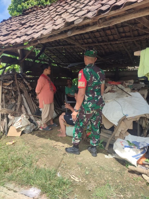 Babinsa Koramil 406-09/Terawas Ingatkan Warga untuk Selalu Menjaga Keamanan dalam Beraktivitas