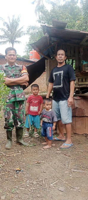 Bentuk Kepedulian TNI Terhadap Kesehatan Masyarakat, Babinsa Koramil 406-05/Muara Kelingi Himbau Orang Tua Perhatikan Kesehatan Balita