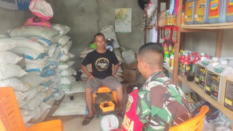 BABINSA KORAMIL 406-07/JAYALOKA SAMBANGI PENJUAL OBAT DAN PUPUK PERTANIAN DI DESA YUDA KARYA BAKTI