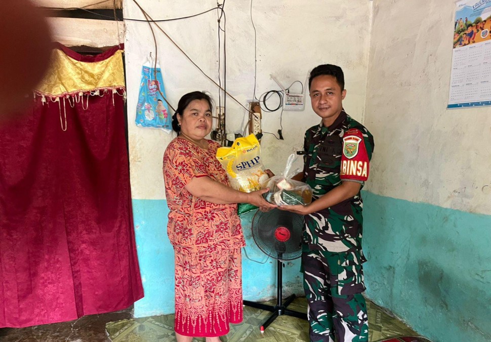 PRAKA RIDO, BABINSA KORAMIL 406-03/RUPIT, LAKSANAKAN PEMBAGIAN SEMBAKO DI DESA RANTAU TELANG