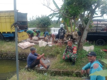 Babinsa Serda Rilly Apriansyah Komunikasi Sosial dengan Petani Ikan di Desa Mandi Aur
