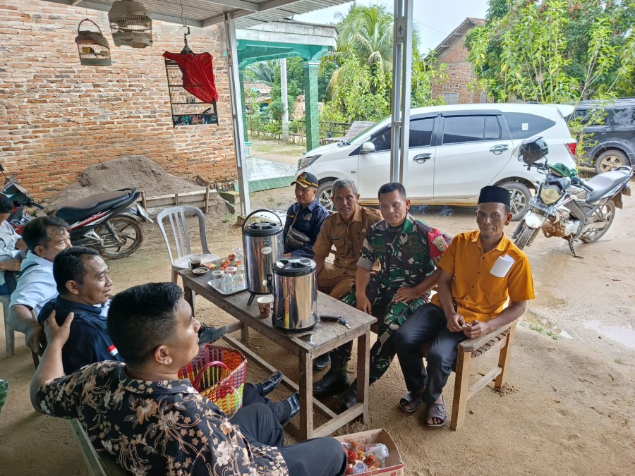 Meningkatkan Kebersamaan Babinsa Koramil 406-05/Muara Kelingi Komsos Bersama Kades, Perangkat Desa, dan Warga