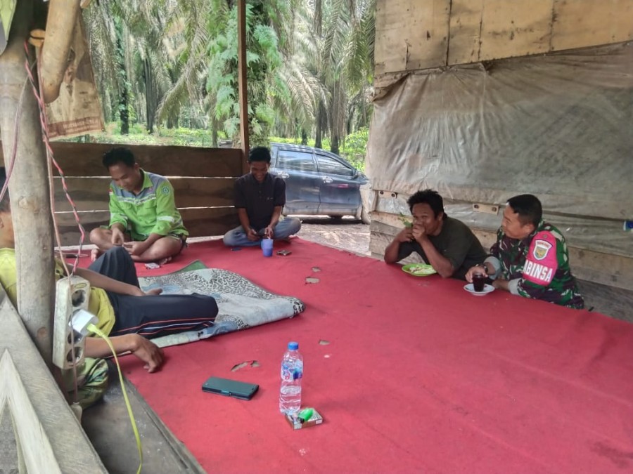 Babinsa Koramil 406-02/Rawas Ilir Laksanakan Komsos dengan Warga Desa Aringin
