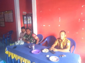 Babinsa Koramil 406-01/Rawas Ulu Serda Ali Kusno Laksanakan Komsos Terkait Keamanan dan Pertahanan di Desa Teladas
