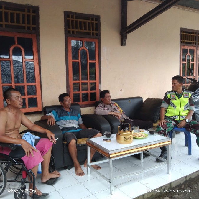 Babinsa Peltu Alamsyah Komunikasi Sosial dengan Babinkamtibmas dan Warga Binaannya