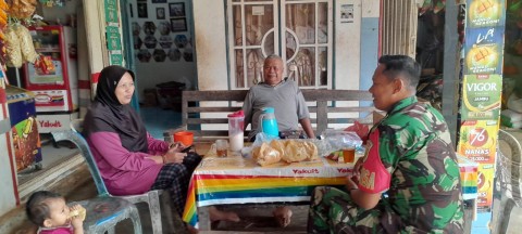 Babinsa Koramil 406-05/Muara Kelingi Laksanakan Komunikasi dengan Pemilik Warung Manisan di Wilayah Binaan