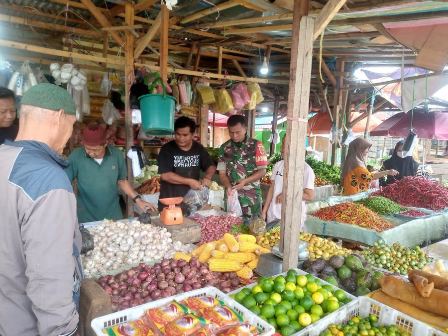 Babinsa 406-03/Rupit Serda Ade Nasution Laksanakan Pemantauan Harga Sembako di Pasar Kecamatan Rupit