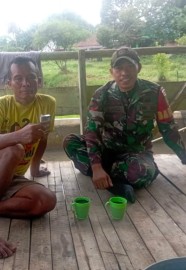 Babinsa Koramil 406-06/Tugumulyo, Kopda Yogi Ardi, Jalin Komsos dengan Warga di Desa Ketuan Jaya