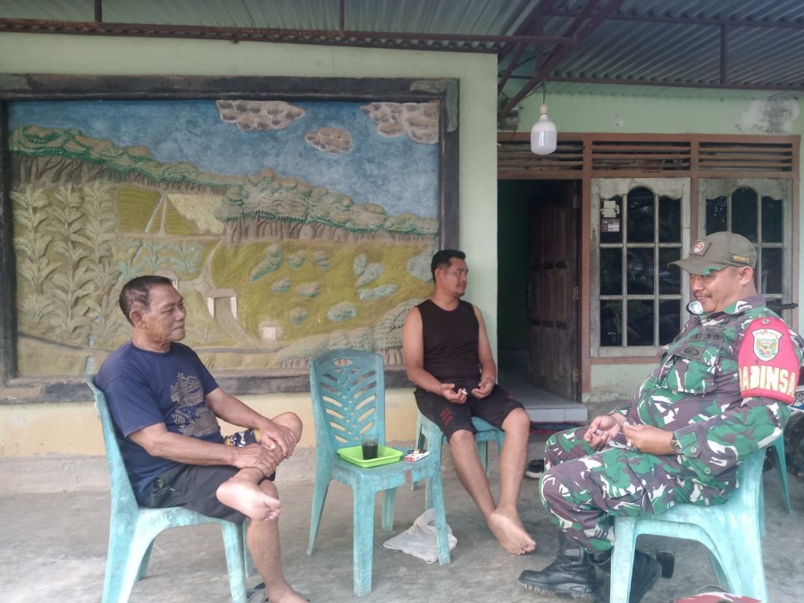 Babinsa Koramil 406-04/Muara Lakitan, Serda Musra Hidayatulloh, Jalin Komsos dengan Tokoh Pemuda di Desa SP 4 Tran Subur