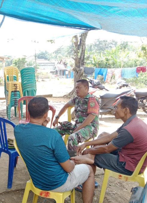 Babinsa Koramil 406-05/Muara Kelingi Jalin Kebersamaan dan Kedekatan Melalui Komunikasi Sosial dengan Warga