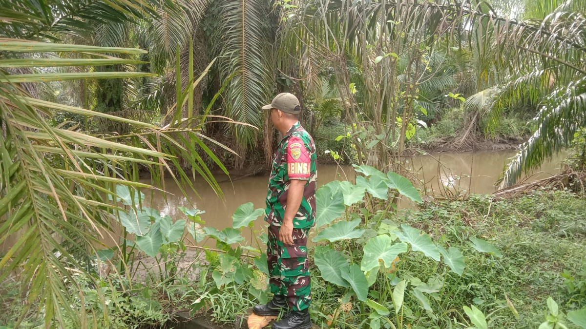 BABINSA KORAMIL 406-06/TUGUMULYO AKTIF LAKUKAN PENGECEKAN AIR SUNGAI