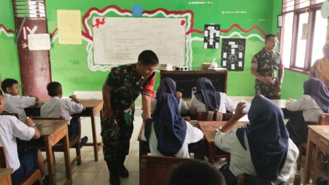 Sukseskan Program Pendistribusian Makan Bergizi Gratis, Babinsa Koramil 406-10/Lubuk Linggau Timur Laksanakan Pendampingan