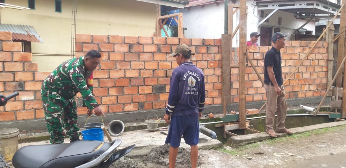 Babinsa Koramil 406-04/Muara Lakitan Bantu Warga Membangun Rumah di Desa Pelita Jaya