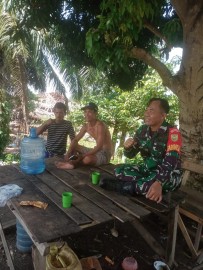 Babinsa Koramil 406-04/Muara Lakitan Jalin Komsos dengan Tokoh Masyarakat