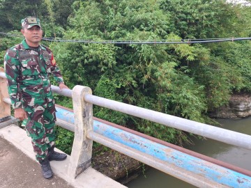 Babinsa Koramil 406-06/Tugumulyo Lakukan Pengecekan Debit Air di Kelurahan Tugumulyo