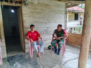 Babinsa Koramil 406-07/Jayaloka Jalin Keakraban dengan Tokoh Pemuda