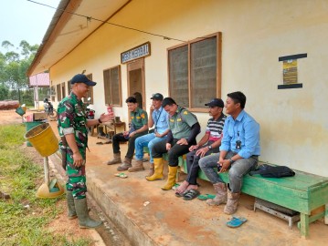 Babinsa Koramil 406-04/Muara Lakitan Laksanakan Komsos dengan Masyarakat Desa SP 9 Harapan Makmur