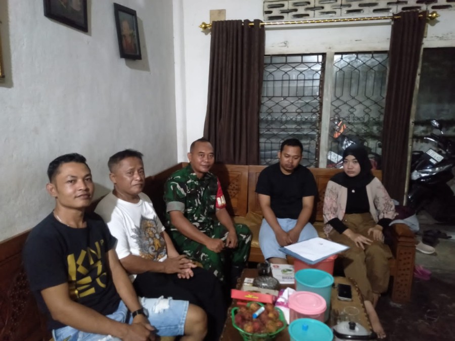 Babinsa Serma Supriadi Melaksanakan Komsos dan Silaturahmi di Rumah Ketua