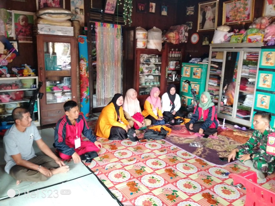 Babinsa Koramil 406-02/Rawas Ilir Laksanakan Komsos dengan Warga Desa Batu Kucing