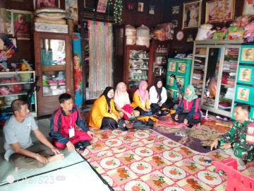 Babinsa Koramil 406-02/Rawas Ilir Laksanakan Komsos dengan Warga Desa Batu Kucing
