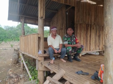 Babinsa Serka Mardianto Laksanakan Komsos dengan Petani Kebun
