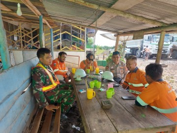 Babinsa Koramil 406-02/Rawas Ilir Laksanakan Komsos dengan Karyawan PT BSL