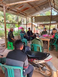 Babinsa Koramil 406-04/Muara Lakitan Laksanakan Komsos dengan Masyarakat Desa SP 5 Tri Anggun Jaya