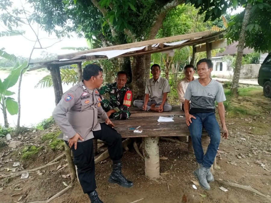 Selalu Monitor Warga Binaan, Sertu Eko Epriyanto dan Bhabinkamtibmas Laksanakan Komsos