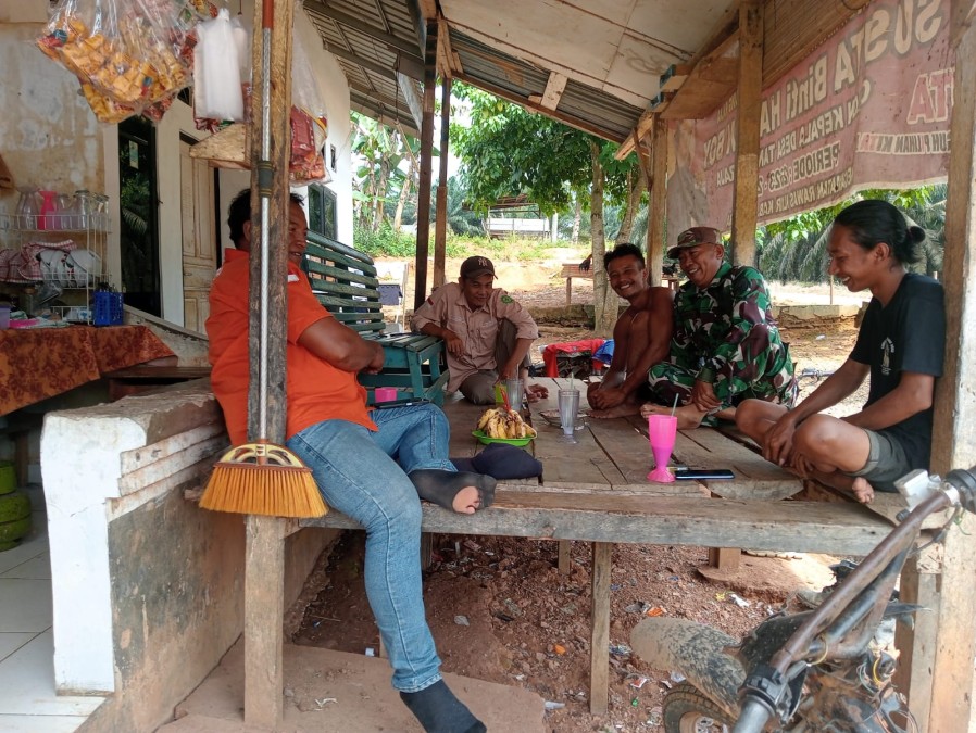 Babinsa Koramil 406-02/Rawas Ilir Laksanakan Komsos dengan Warga Desa Beringin Sakti