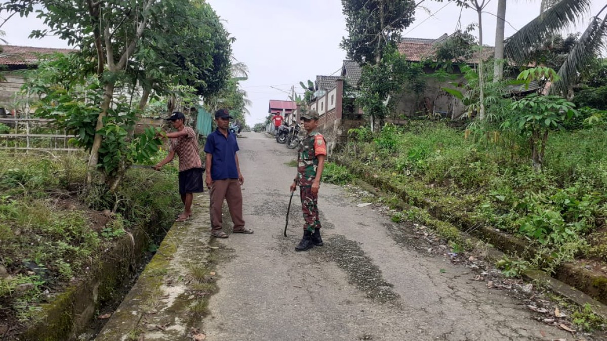 Babinsa Koramil 406-01/Rawas Ulu Serma Suwitno Gotong Royong Bersama Masyarakat Desa Sungai Jauh