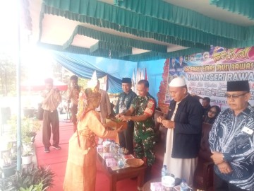 BABINSA KORAMIL 406-01/RAWAS ULU HADIRI PENUTUPAN FESTIVAL GENERASI EMAS SMKN DI DESA SUNGAI JAUH