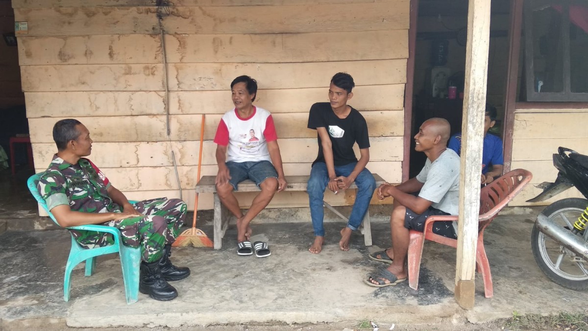 Babinsa Koramil 406-05/ Muara Kelingi Sertu Nopiris Laksanakan Komunikasi Sosial Bersama Warga