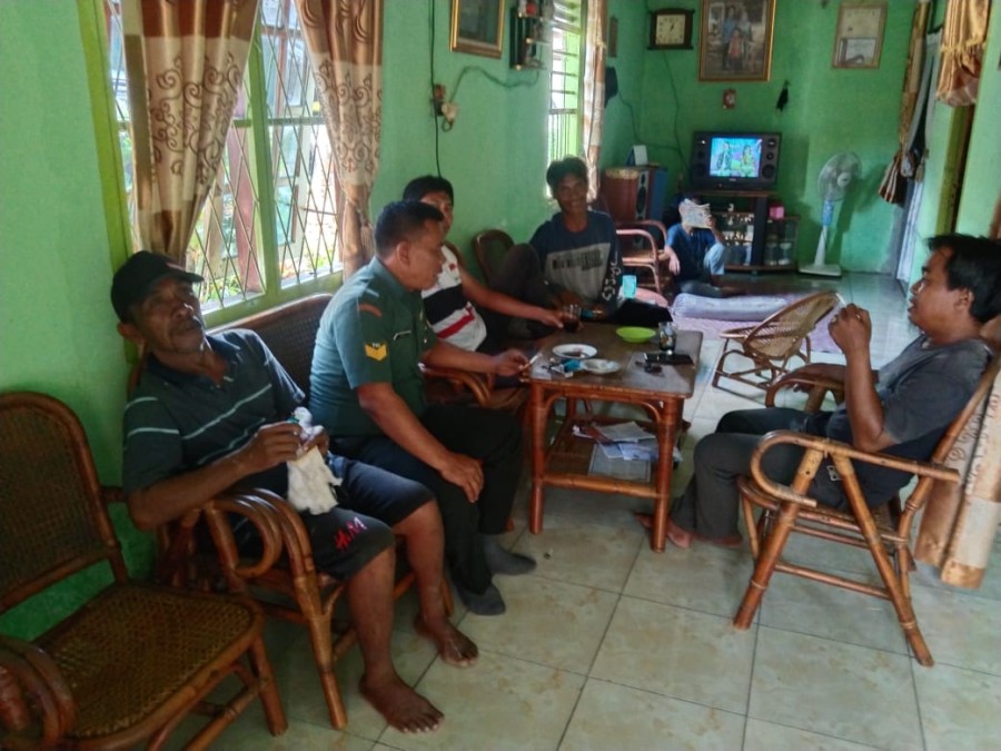 Babinsa Serka Junaidi Laksanakan Komunikasi Sosial di Rumah Warga RT 02 Kel. Karang Ketuan, Kec. Lubuklinggau Selatan II